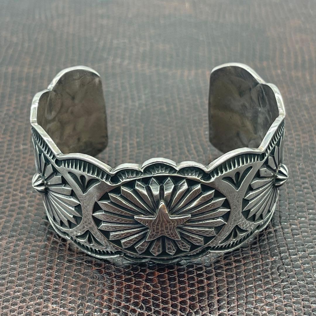 Navajo族Sunshine Reeves スタンプワークバングル