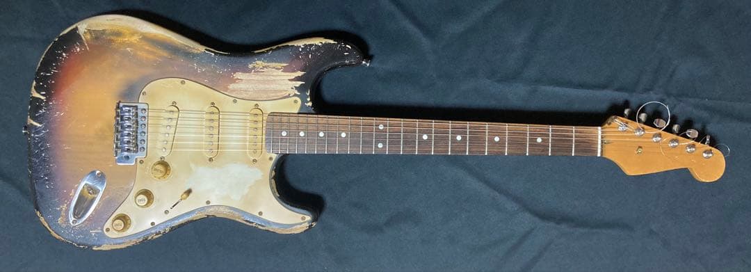 早い者勝ち　ストラトキャスタータイプ　ニトロセルロースラッカー塗装