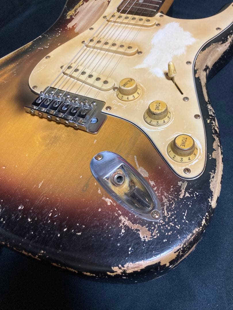 早い者勝ち　ストラトキャスタータイプ　ニトロセルロースラッカー塗装