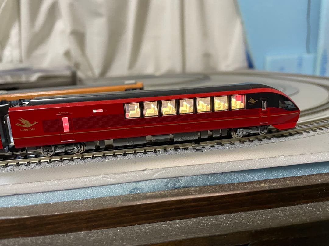 近鉄「ひのとり（8両編成）に室内灯取り付け致します。