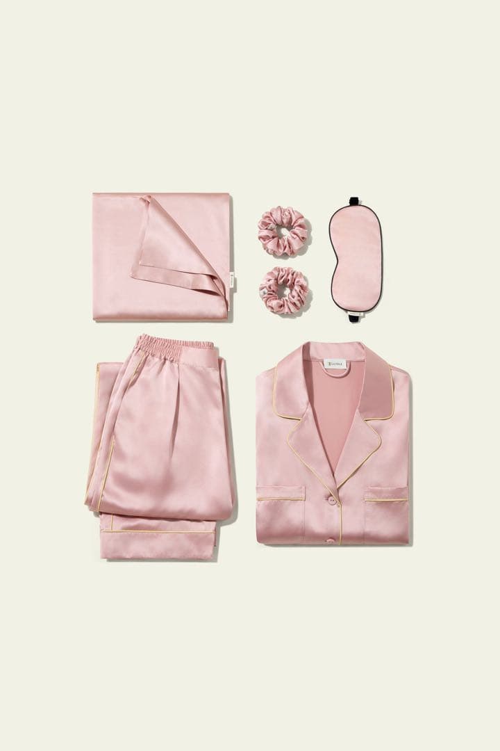 【新品未使用65%オフ】lilysilk パジャマギフトボックスセット 刺繍入れのシルク美容セット