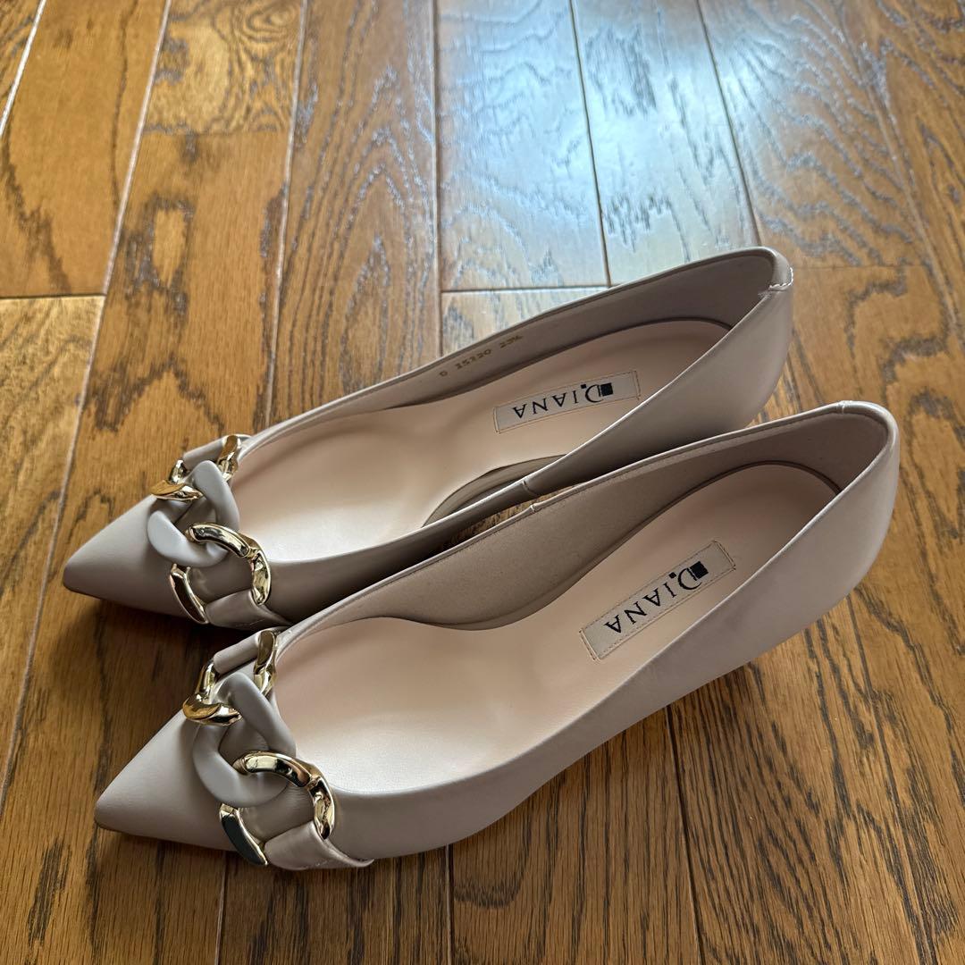 新品　ダイアナ　DIANA グレージュ　パンプス　チェーン　23.5cm