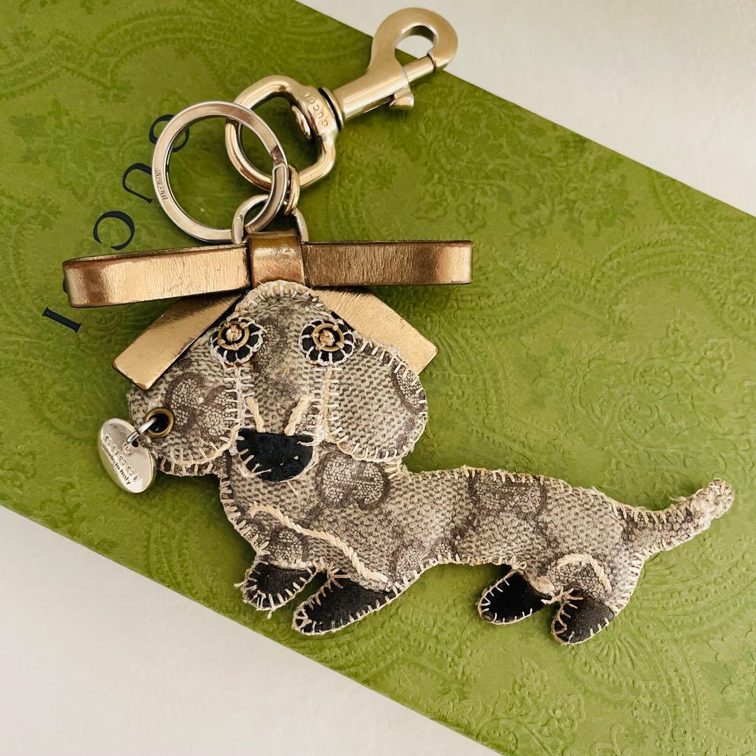 グッチ チャーム 犬 キーホルダー ダックス GGキャンバス ゴールド PVC