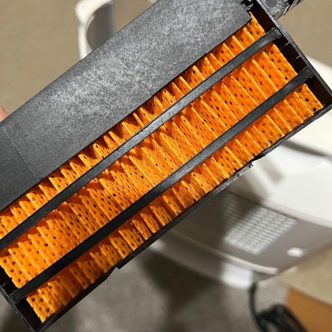 《美品の中古品》　シャープ　加湿セラミック ファンヒーター　HX-J120-W