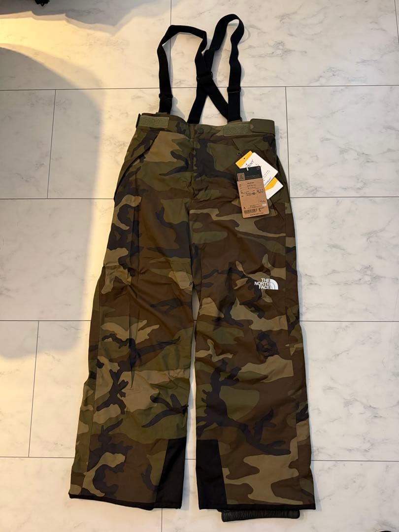新品THE NORTH FACE 子ども用カモフラパンツ　スキー　スノーボードに 新品THE NORTH FACE 子ども用カモフラパンツ スキー スノーボードに