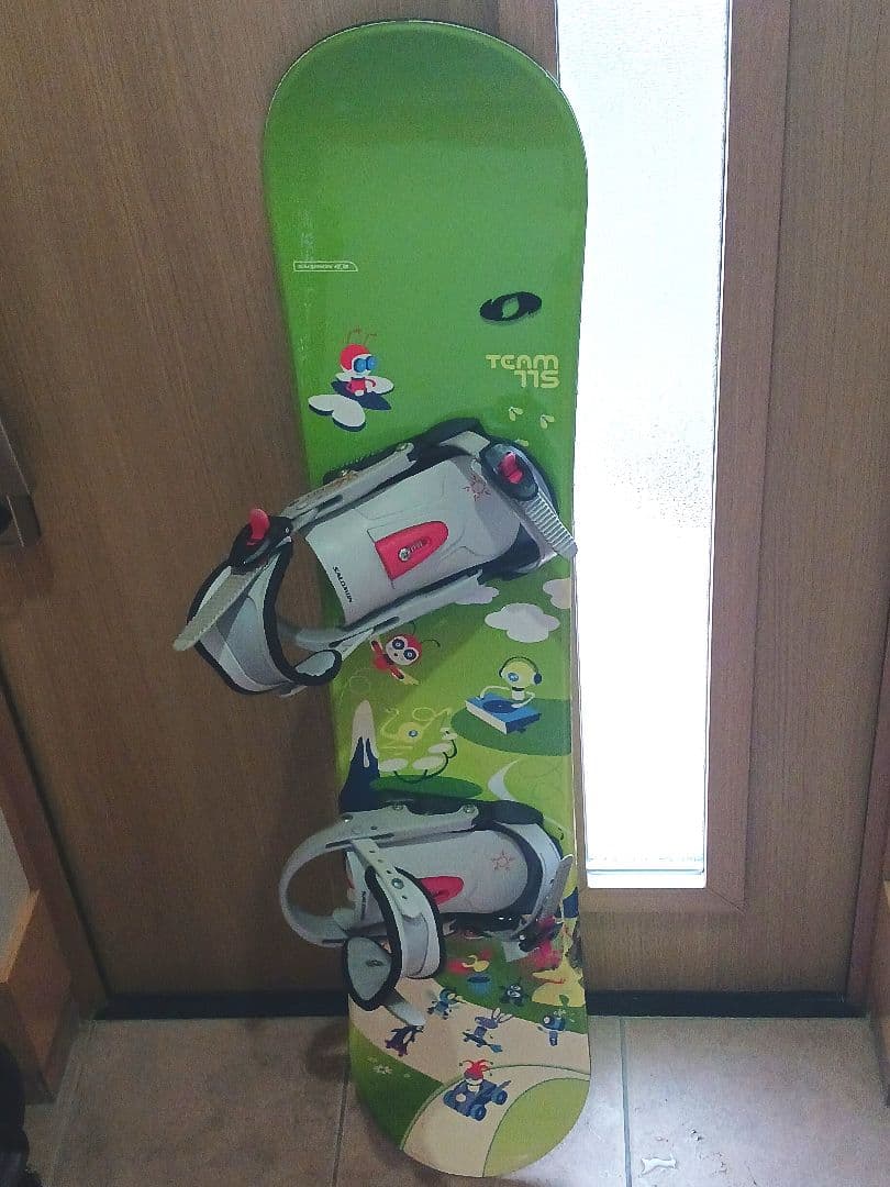 SALOMONサロモンのキッズスノーボードビンディング付きセット 中古品 SALOMON（サロモン） （キッズ）ジュニア 子供用 スノーボード