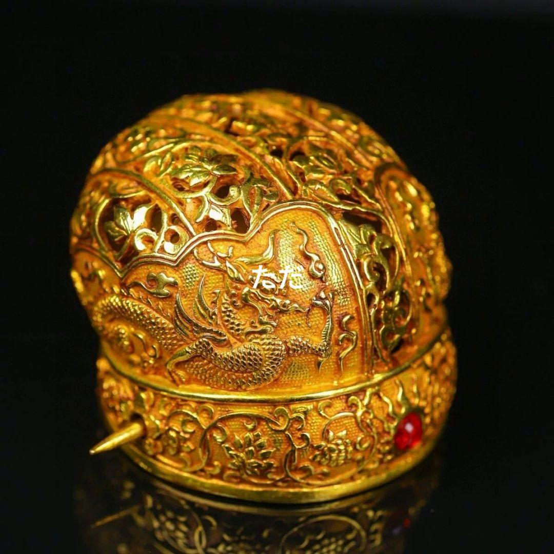 銅器 枝葡萄紋冠鏤官帽 金竜帽冠 双龍髪簪冠帽 装飾品 現代工芸品 置物 琉球王国最高位の神女・聞得大君のかんざし「金銅雲龍文簪」 玉を手に