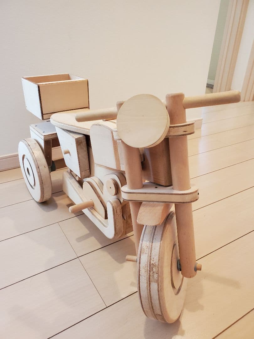 乗って、こわして、組み立てる、木製バイク型おもちゃ !!