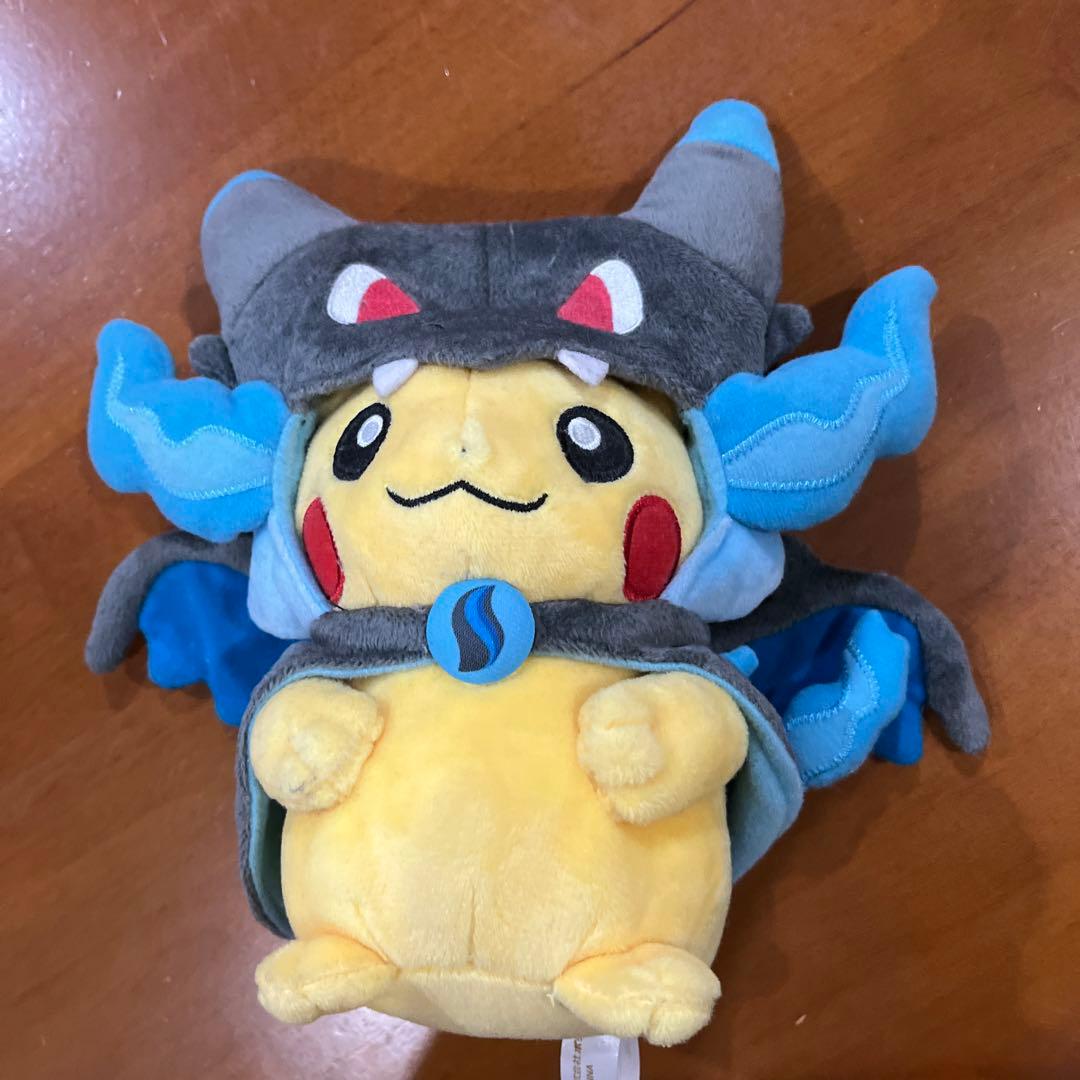 ポンチョを着たピカチュウ ぬいぐるみ メガリザードンX - メルカリ