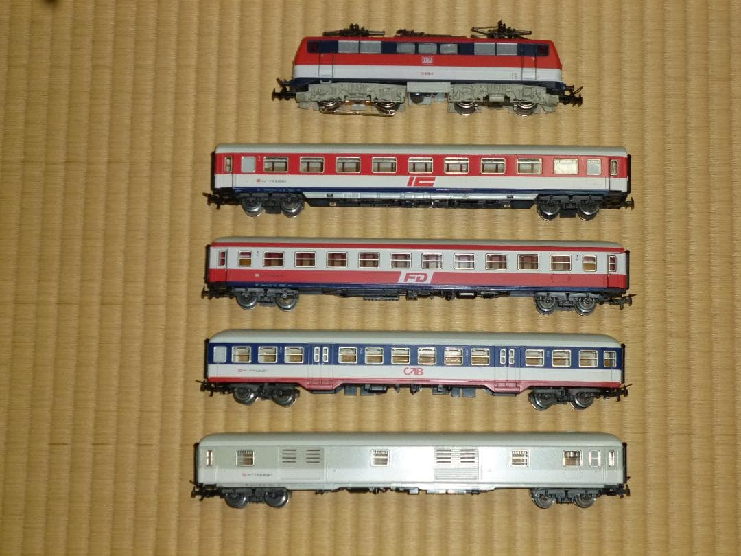 メルクリンHOゲージのアナログ電気機関車と客車4両のセット