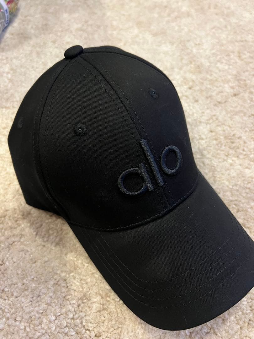 alo yoga キャップ ブラック オンライン