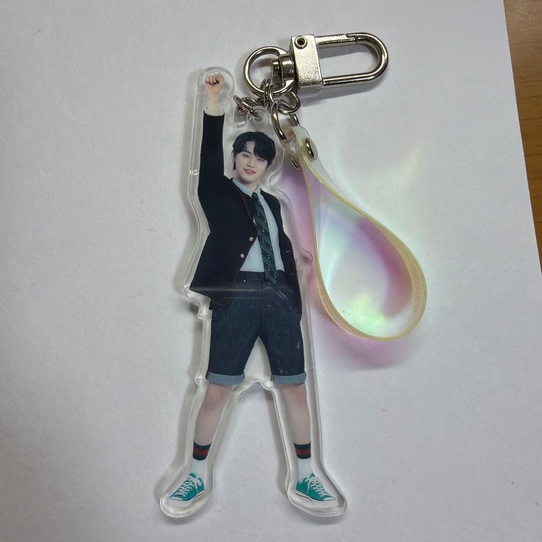 TXT ヨンジュン アクリルキーホルダー - メルカリ