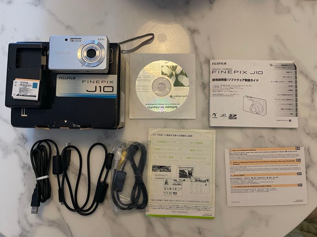 FUJIFILM FINEPIX J10 デジカメ 富士フイルム、最薄部19ミリのスリムデジカメ「FinePix J10