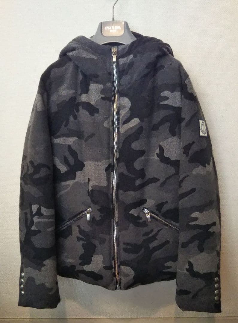 モンクレールガムブルー カモフラ柄ダウンジャケット - メルカリ