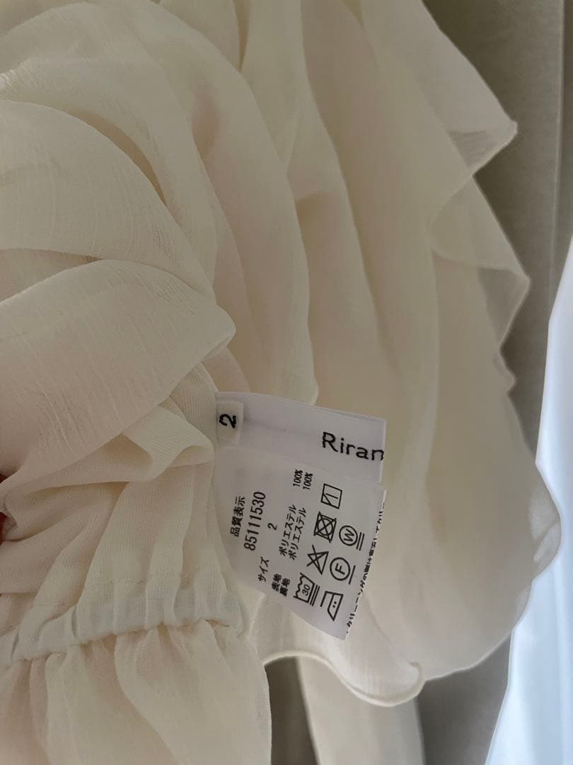 完売品最終値下げ】Rirandtureオフショルダーフリルブラウス - メルカリ