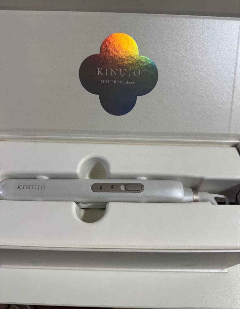 【新品未使用】KINUJO ミニアイロン ホワイト 収納ケース付き KINUJO MINI IRON -deux-｜前髪も潤うミニアイロン。海外対応。