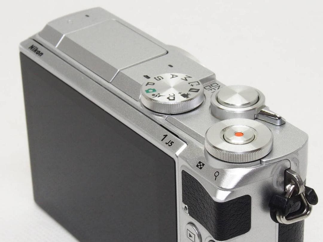 ■美品■ Nikon 1 J5 ボディ シルバー 《 動作光学良好 》