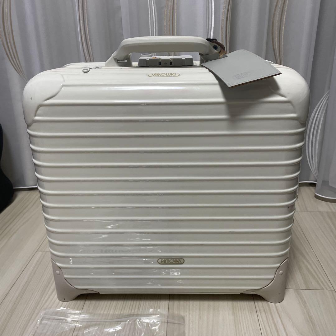 か*ゃ様 リモア×ユナイテッドアローズ　キャリーケース　23ℓ ユナイテッドアローズ別注「リモワ サルサ ECRU」生成り色のスーツ