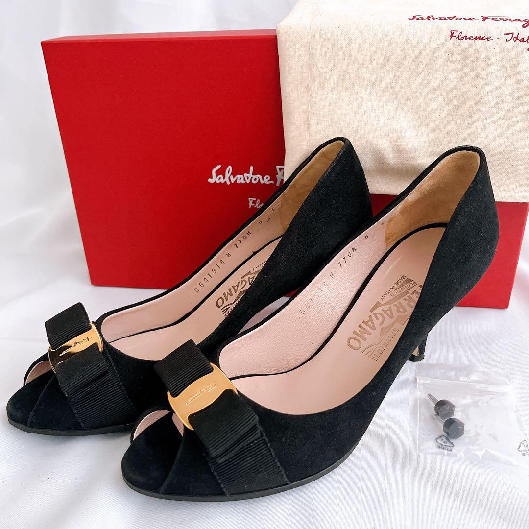 美品 箱 付属品付 フェラガモ ヴァラリボン オープントゥパンプス 23.5 黒 ヴァラ リボン パンプス - ウィメンズ | Ferragamo