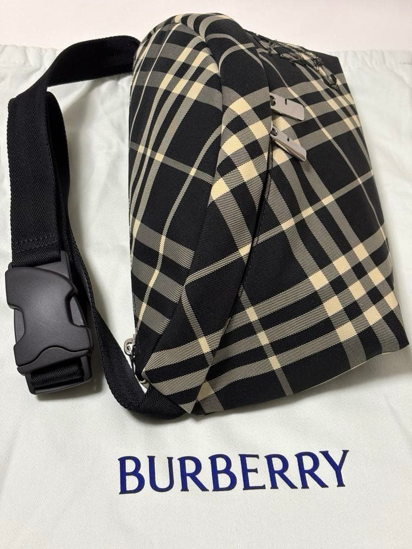 新品《 BURBERRY バーバリー 》チェック ベルトバッグ / ブラック