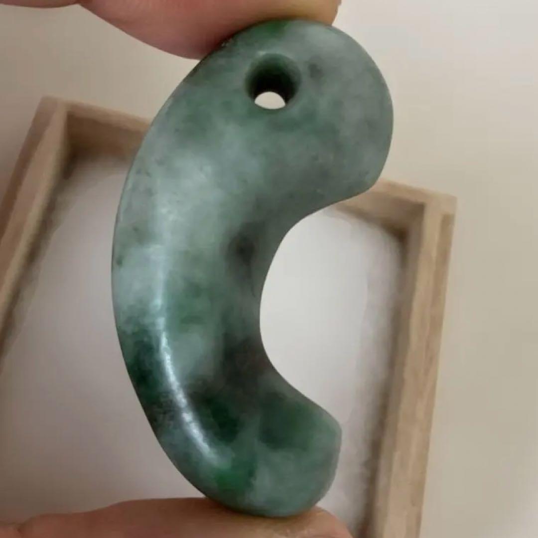 勾玉 糸魚川 翡翠 ヒスイ 古墳期 出土品 宝石 原石 - メルカリ