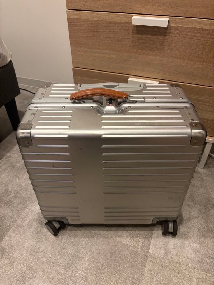 innovator アルミスーツケース 42リットル 新品未使用】innovator イノベーター アルミ スーツケース42L｜Yahoo