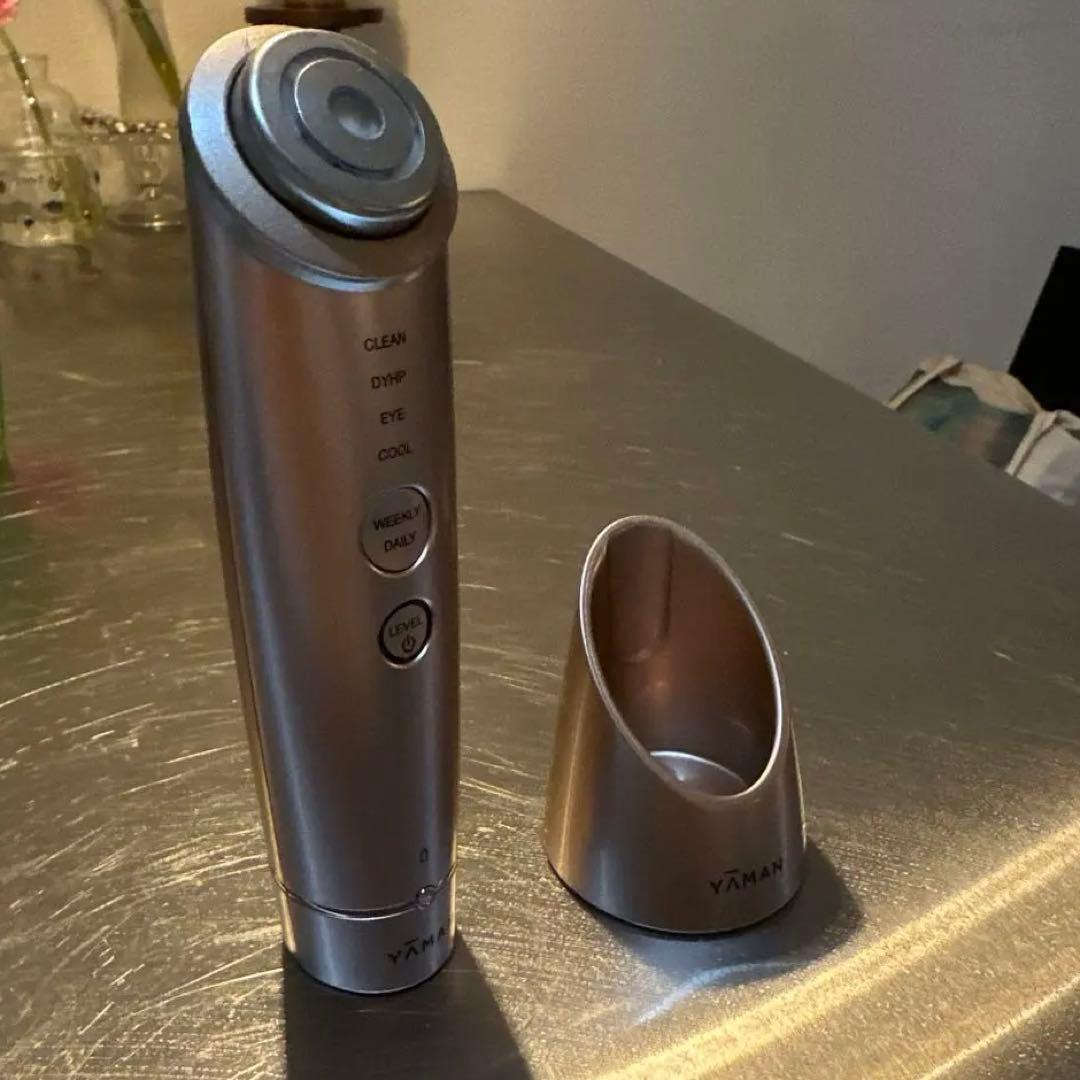 ヤーマン フォトプラス 美顔器 充電スタンド付き 次世代エイジングケア技術搭載。デイリーでも使える多機能本格美顔器