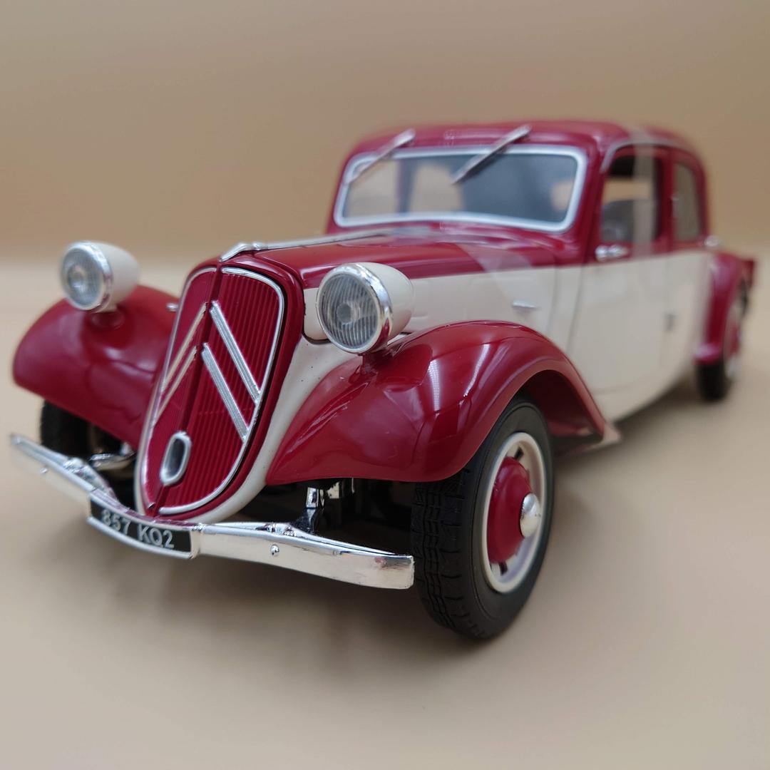1/18 シトロエン トラクシオン11CV 1937 レッド／クリーム ソリド 1/18 シトロエン トラクシオン11CV 1937 レッド／クリーム ソリド製