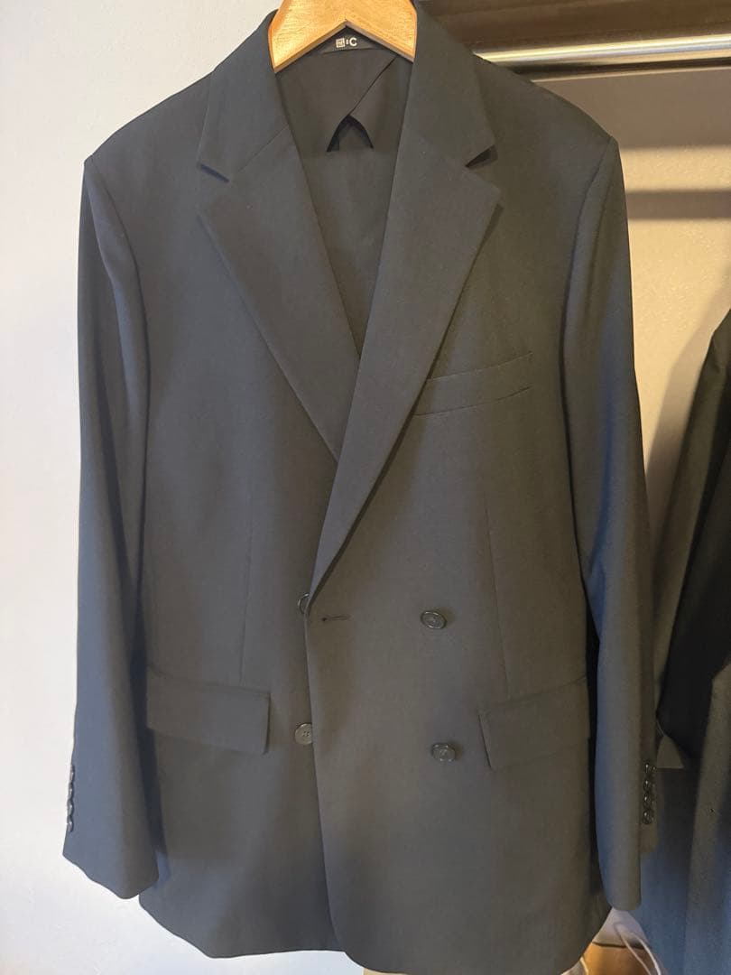 ユニクロC 感動ダブルジャケット　感動タックワイドパンツ　セットアップ 感動ダブルジャケットリラックスフィット、感動タックワイドパンツ」の