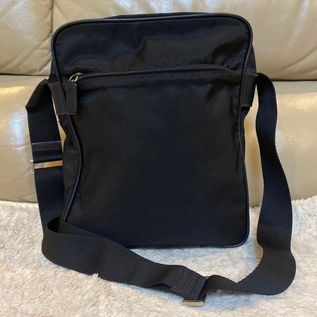 プラダ 三角ロゴ 金具 レザー ナイロン ショルダーバッグ ブラック.白