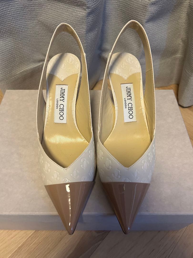Jimmy Choo スリングバックパンプス ホワイト/ベージュ フラワーとキトゥンヒールでフェミニンな足元に！JIMMY CHOOの新作