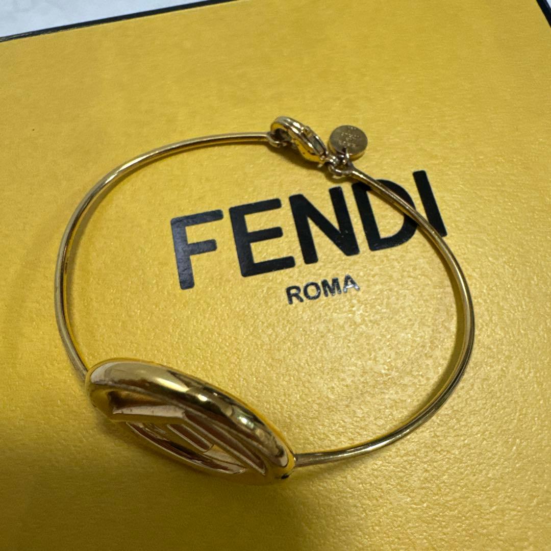 FENDI ゴールド ブレスレット バングル ロゴ入り 箱付き エフ - メルカリ