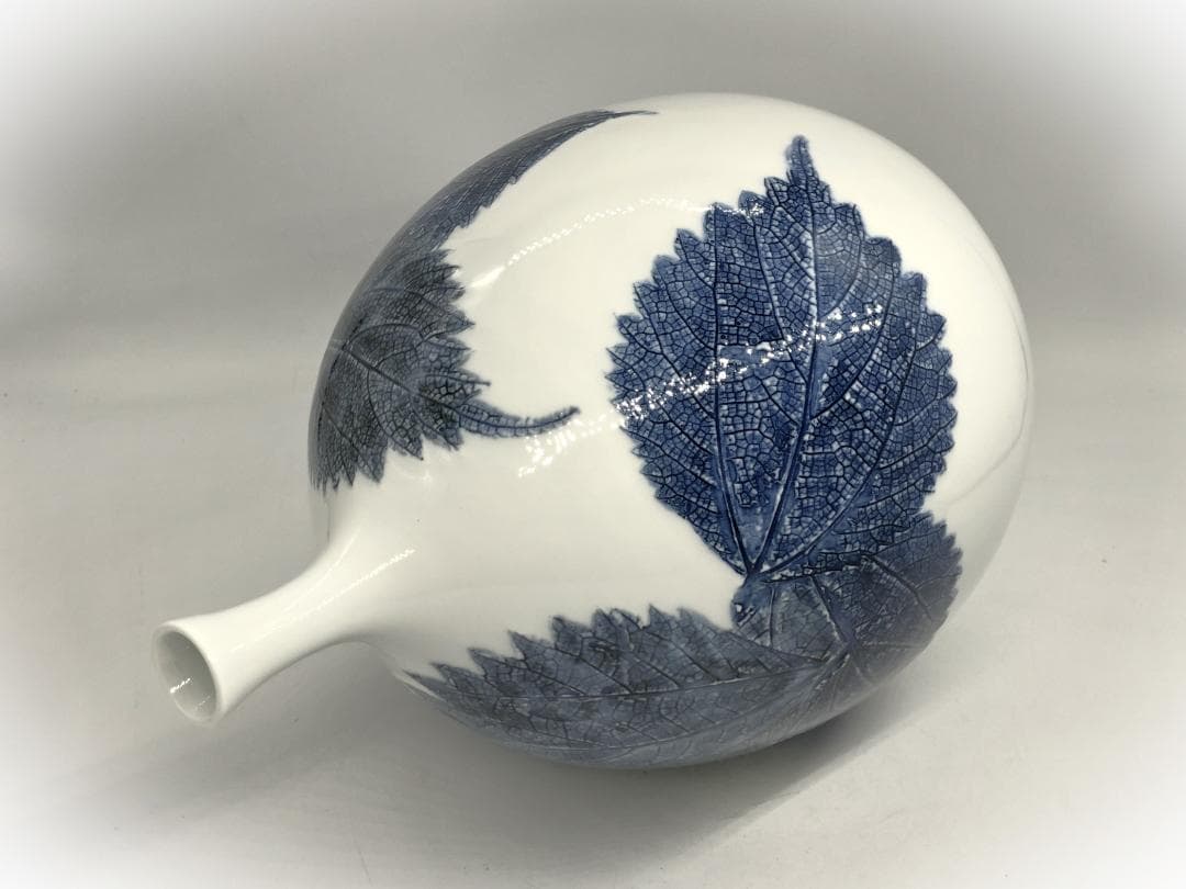 藤井朱明 作 白磁花瓶 】 29cm 浮彫 木の葉技法 有田焼 - メルカリ