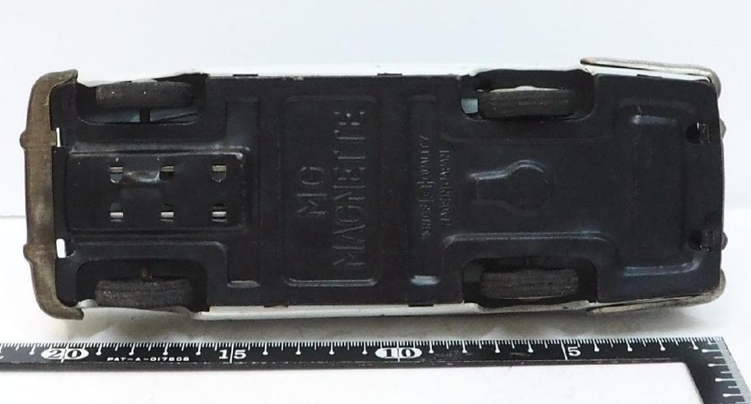 萬代屋【MGマグネット マークⅢセダン水色/紺】ブリキtin toy car箱無