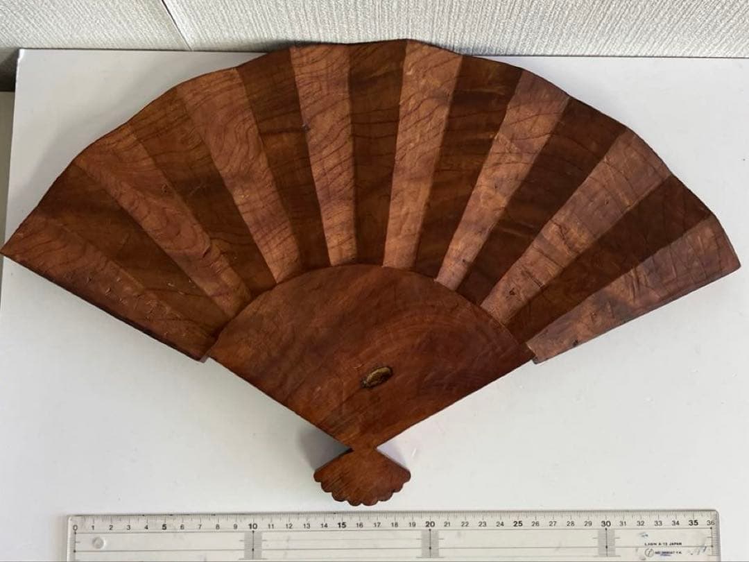 縁起物 硬質ケヤキ材製 扇形置物 約40cm×約27cm - メルカリ