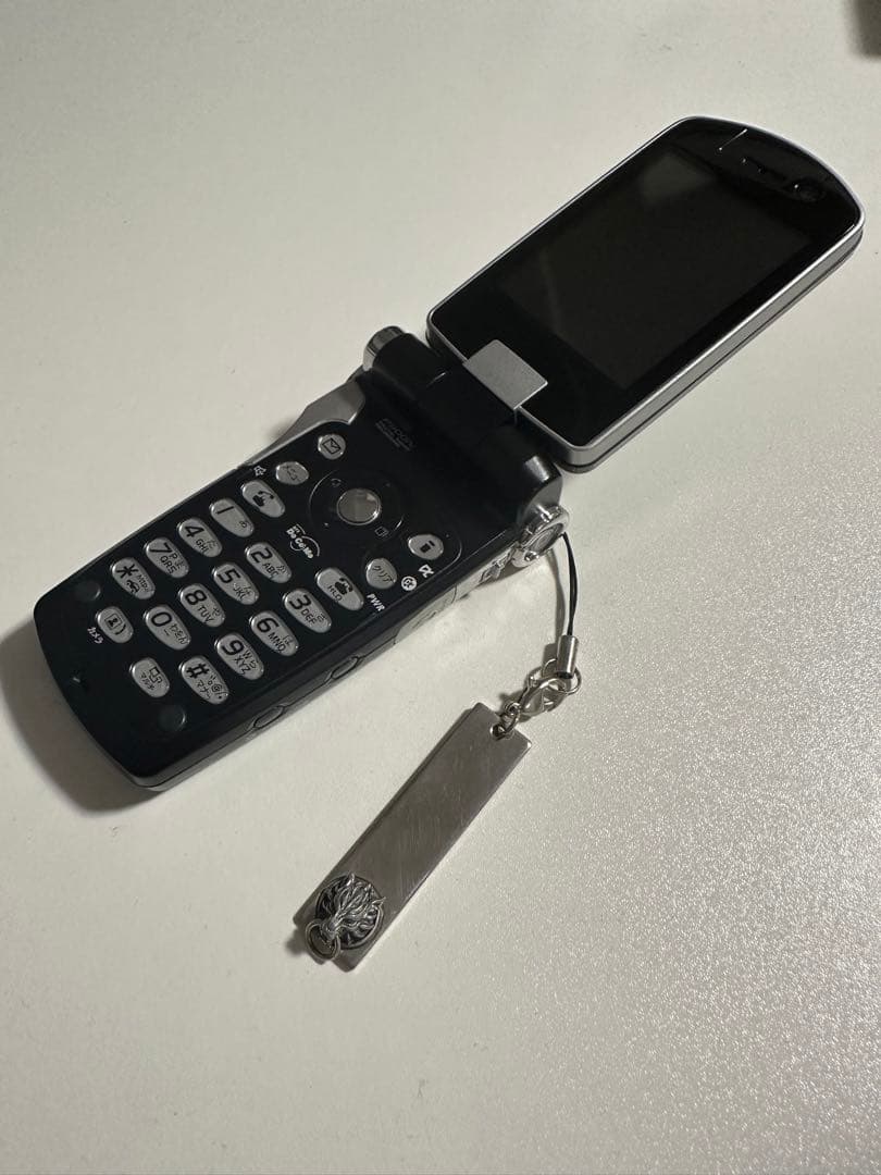 美品FOMA P900iV 携帯電話 クラウド ブラック アドベントチルドレン