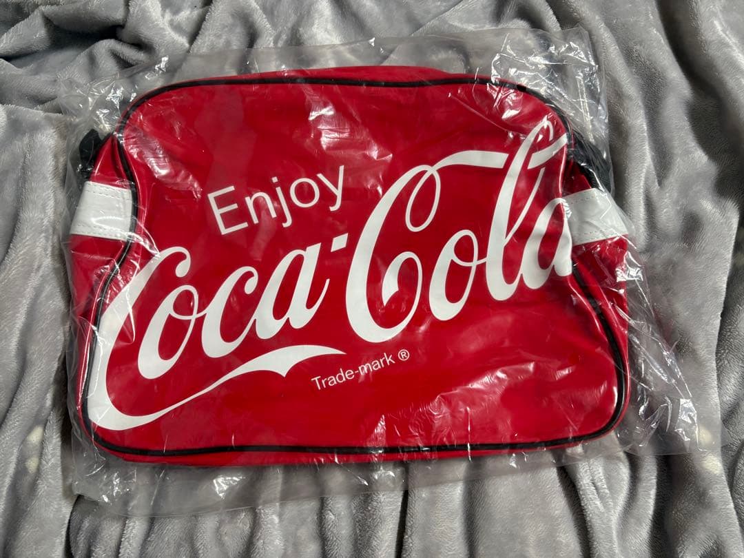 コカ・コーラ エナメルショルダーバッグ 赤 未使用 - メルカリ
