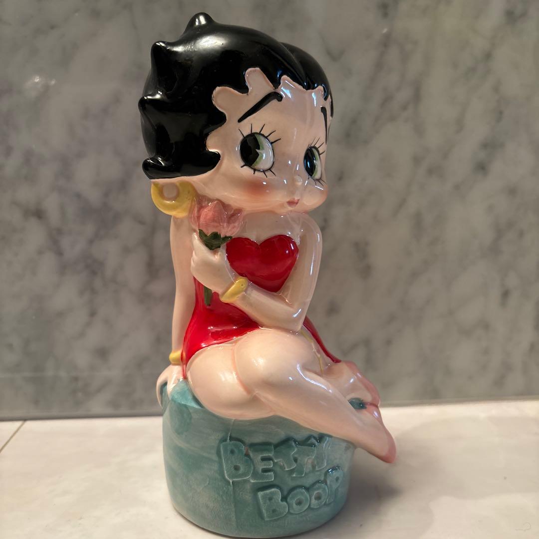 アメリカ90年代セクシーに座りバラを持つベティちゃんの陶器オブジェ