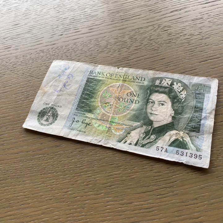 イギリス 1 ポンド紙幣 エリザベス女王 と アイザックニュートン