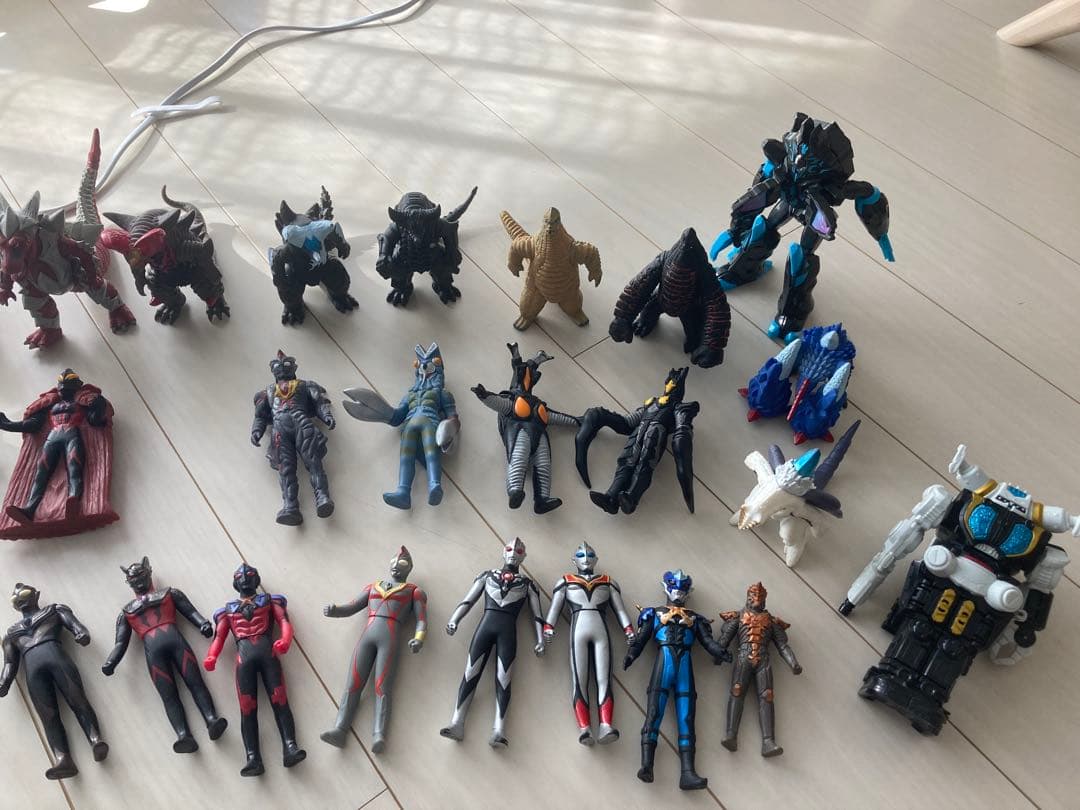 ウルトラマンフィギュア47体、怪獣27体、ロボ2体、ソフビワールド、射的セット