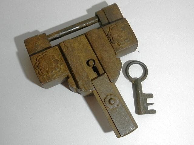 骨董鉄製和錠「阿波錠」（6枚バネ、約幅16㌢×高13㌢×奥5㌢、重2