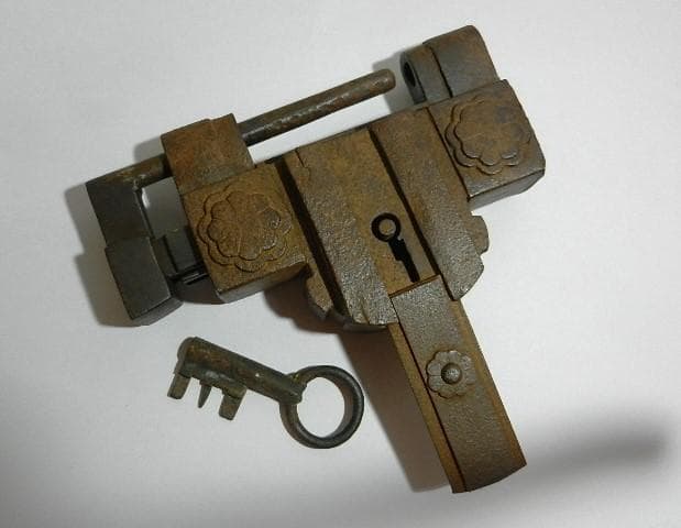 骨董鉄製和錠「阿波錠」（6枚バネ、約幅16㌢×高13㌢×奥5㌢、重2