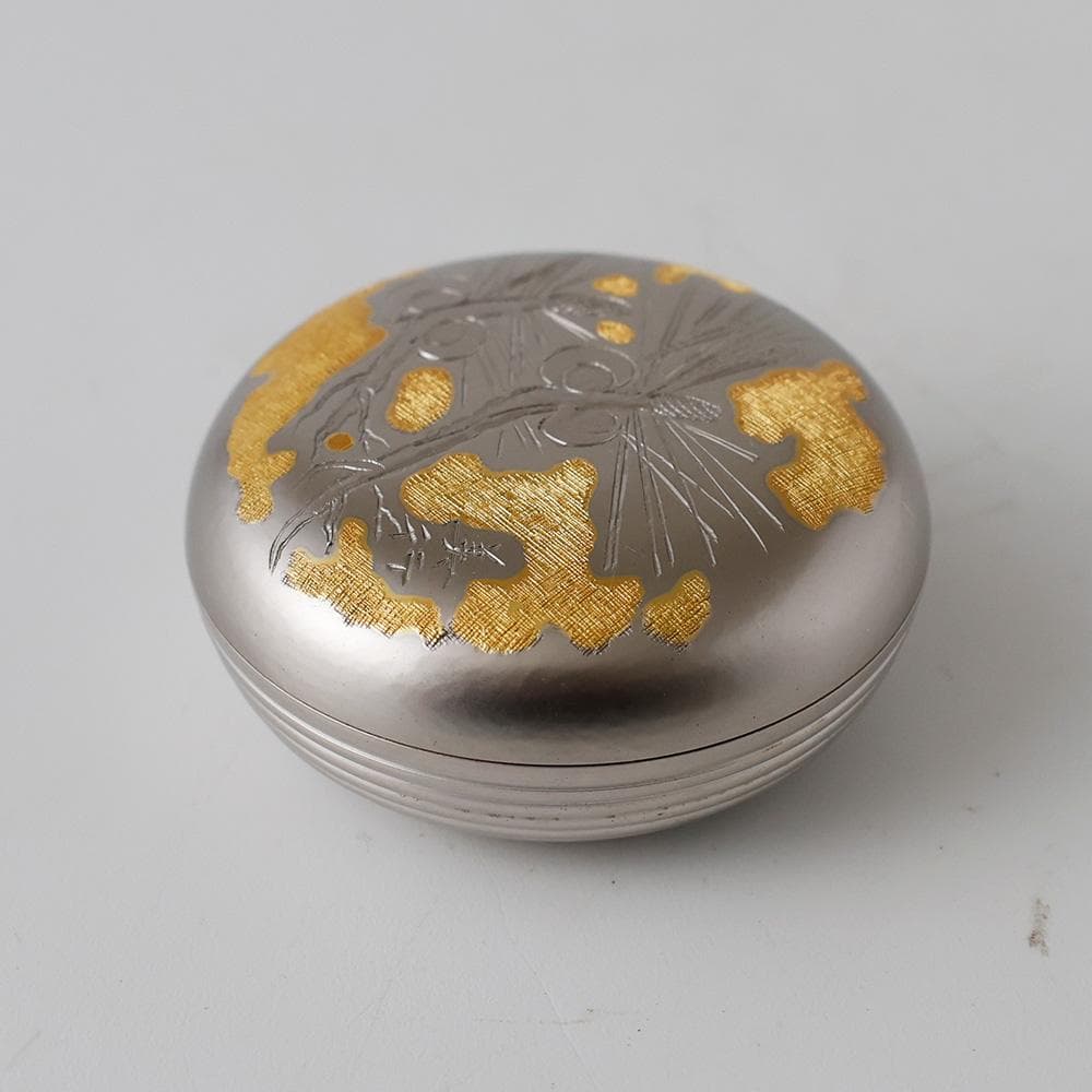 T金工家 帖佐美行 晴若花想 彫金香合 蓋物 共箱 彫刻巨匠 ボンボ