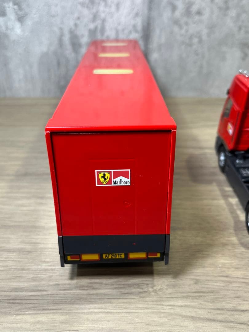 スポーツカー　フェラーリ　トランスポーター　スクーデリア　レーシングトラック