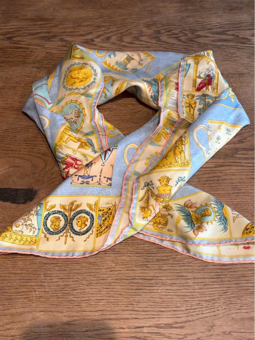 極美品】GUCCI シルクスカーフ 多様なカップデザイン 85✖️85サイズ