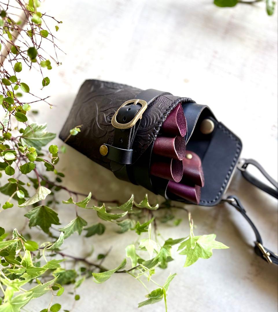 ヌメ革ブラック ローズ型押しのシザーケース - メルカリ