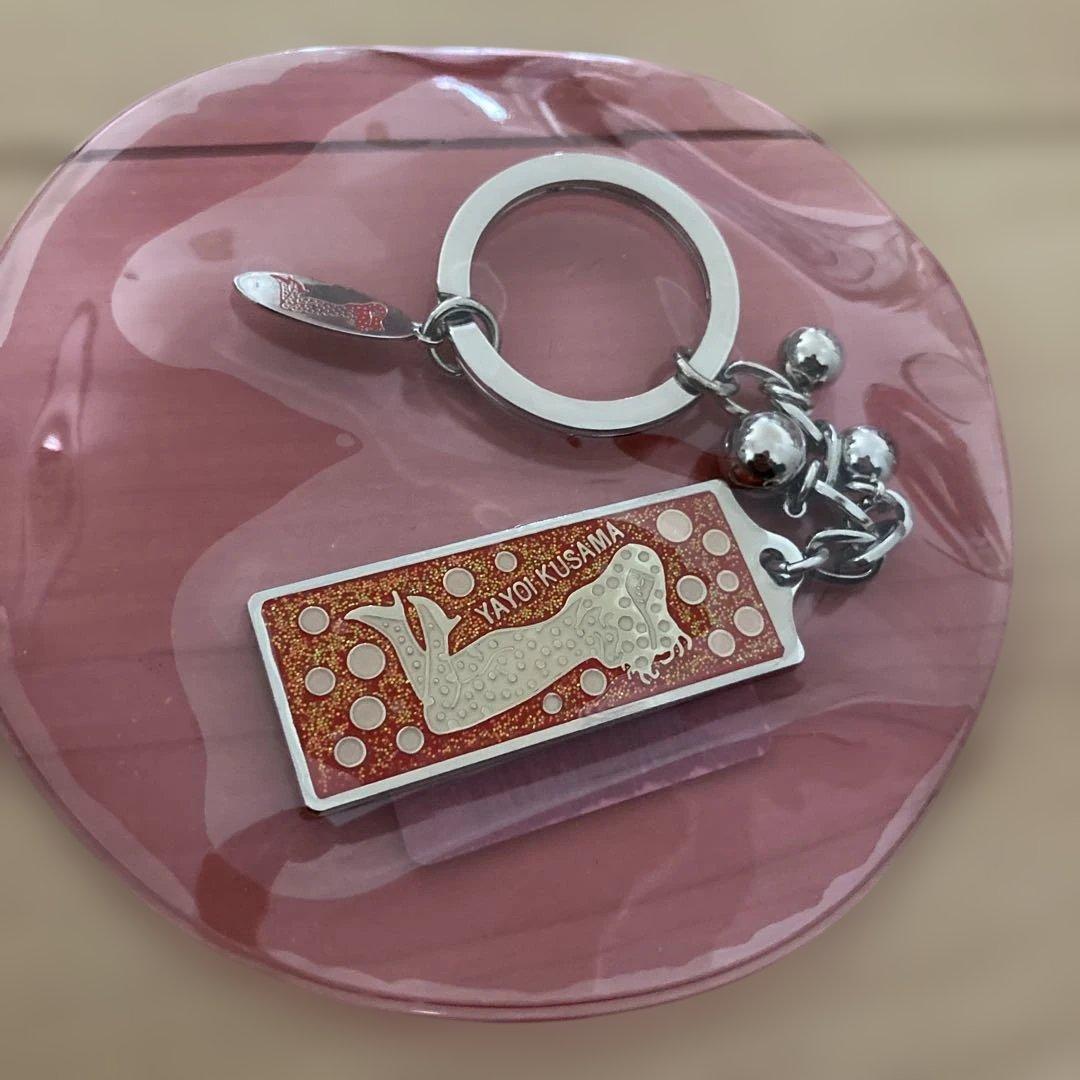 草間弥生 キーホルダー LOVE forever キーリング やよいちゃん - メルカリ