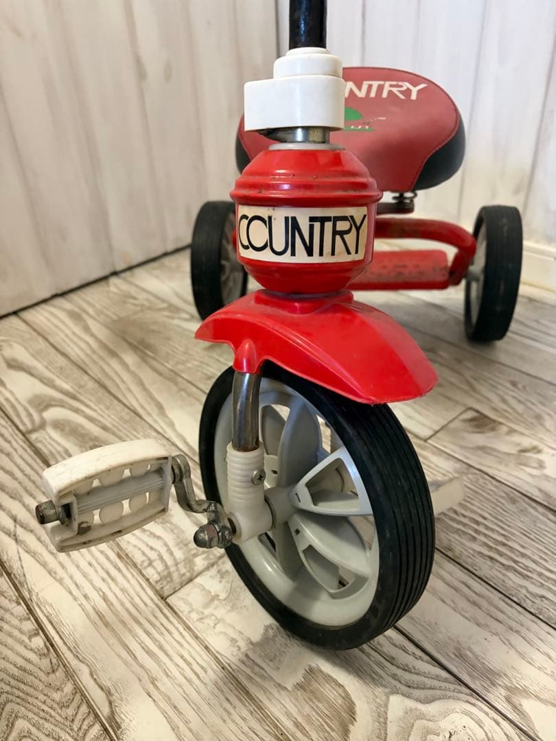COUNTRY 赤い三輪車 木のイラスト付き