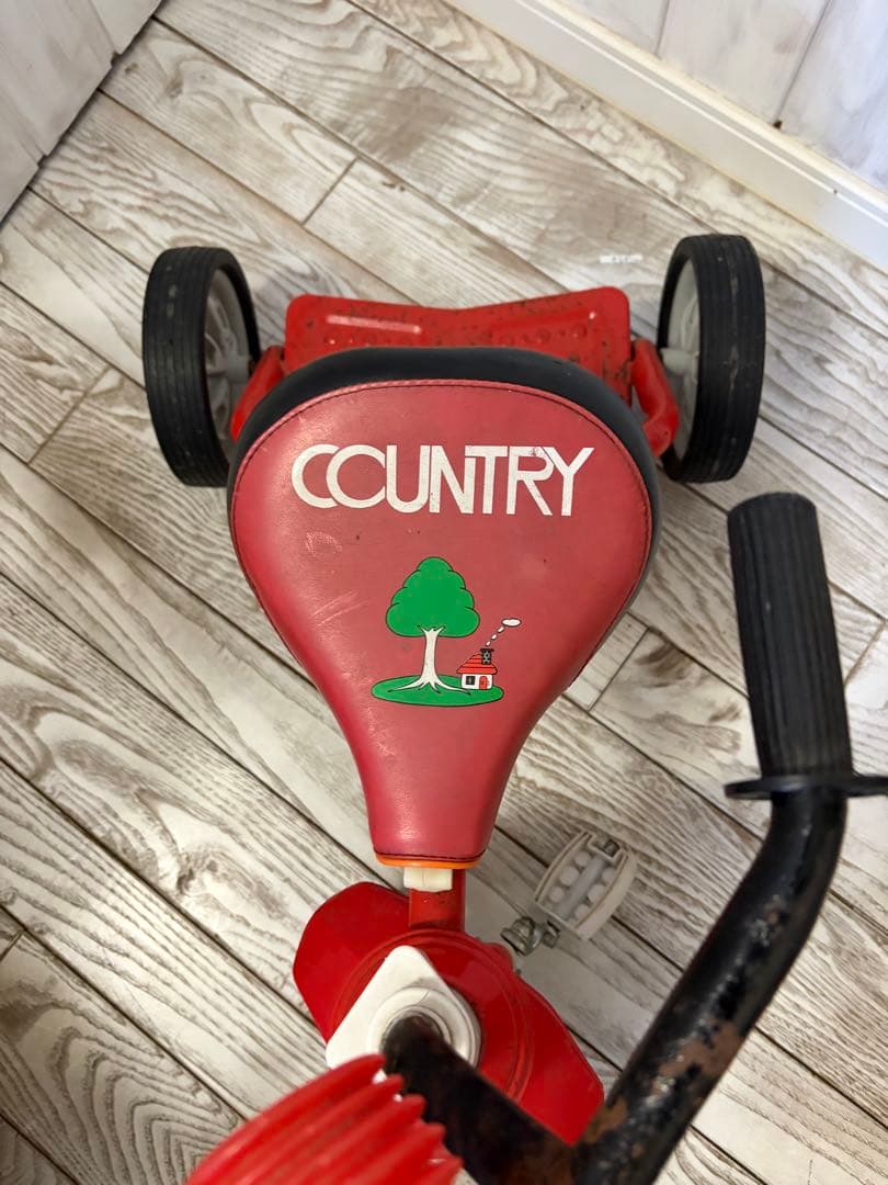 COUNTRY 赤い三輪車 木のイラスト付き