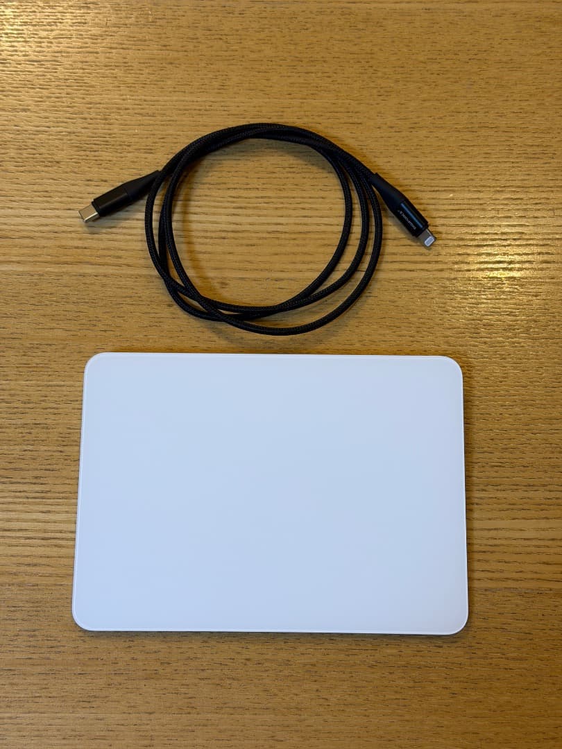 Apple Magic Trackpad 2 A1535 ホワイト ケーブル付き MAGIC TRACKPAD 2 SILVER/WHITE + LIGHTNING CABLE - Apple A1535